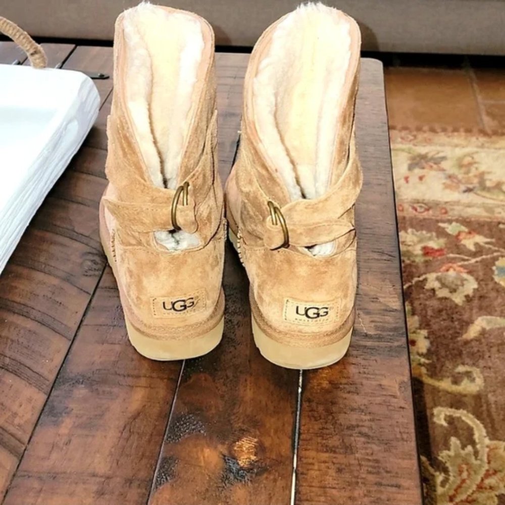 UGG 7 - Picture 2 of 6